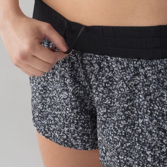 LULULEMON Tracker Short IV Daisy Dust Alpine White Black 4 - Picture 9 of 9